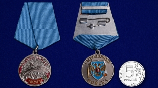 Медаль Акула на подставке - сравнительный вид