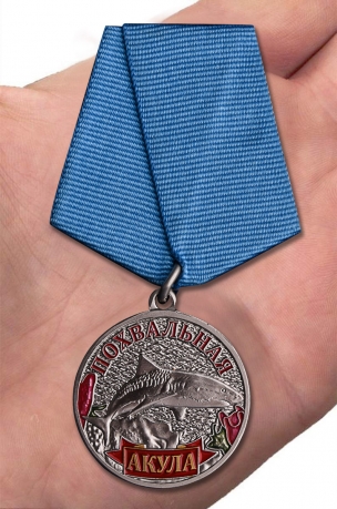 Медаль Акула на подставке - вид на ладони
