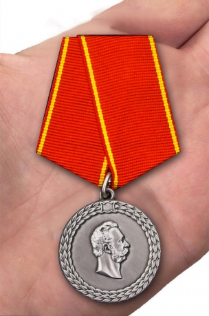 Медаль Александра II За беспорочную службу в полиции - вид на ладони