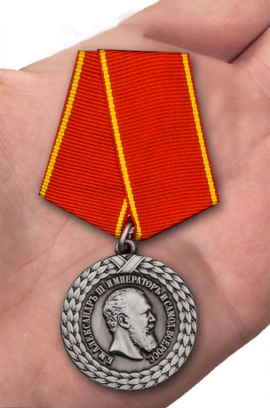 Медаль Александра III За беспорочную службу в тюремной страже - вид на ладони