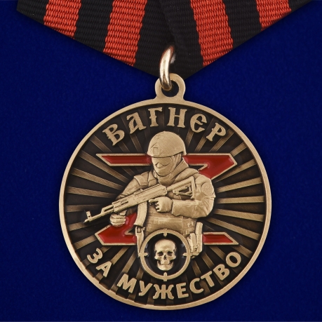 Медаль ЧВК Вагнер За мужество на подставке - общий вид