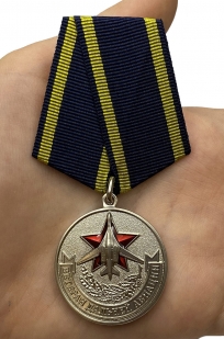Медаль Дальней авиации (Ветеран) на подставке - вид на ладони