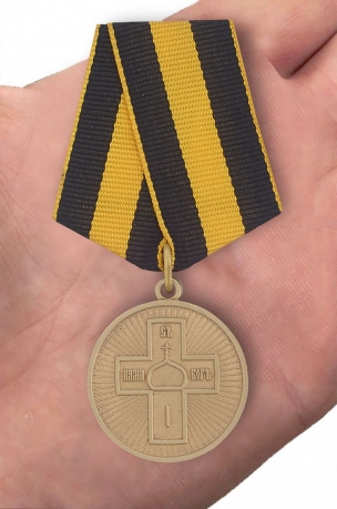 Медаль "Дело Веры" 3 степень в бархатистом футляре из флока с пластиковой крышкой - вид на ладони