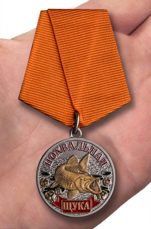 Медаль для рыбаков Щука на подставке - вид на ладони