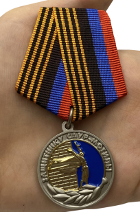 Латунная медаль ДНР Защитнику Саур-Могилы - вид на ладони