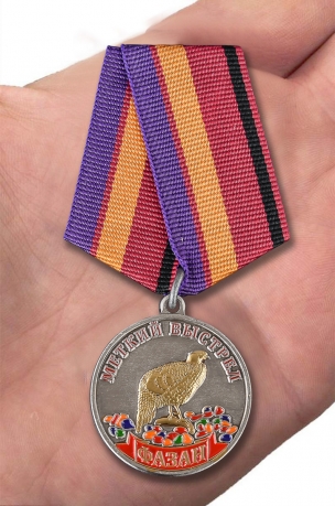Медаль Фазан (Меткий выстрел) на подставке - вид на ладони