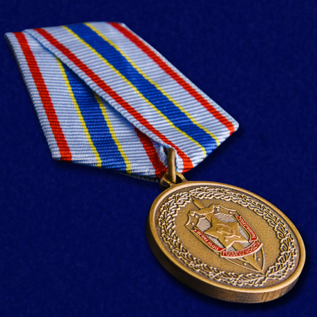 Медаль ФСБ Чекисту-бойцу невидимого фронта в бархатистом футляре - общий вид