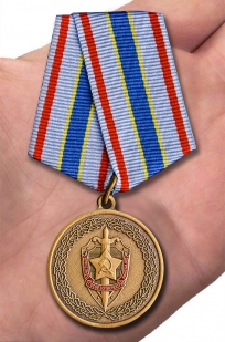 Медаль ФСБ Чекисту-бойцу невидимого фронта в бархатистом футляре - вид на ладони