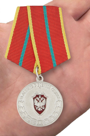Медаль ФСБ РФ За отличие в военной службе 1 степени - вид на ладони