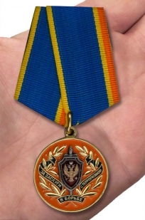 Медаль ФСБ РФ "За заслуги в борьбе с терроризмом"в нарядном футляре из флока - вид на ладони