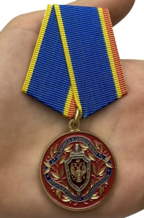 Медаль ФСБ РФ За заслуги в обеспечении экономической безопасности в бархатном футляре - Вид на ладони
