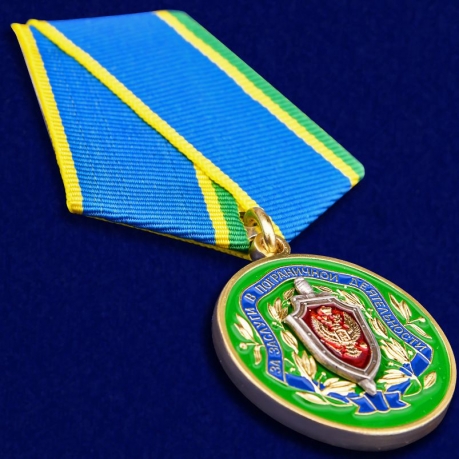 Медаль ФСБ РФ "За заслуги в пограничной деятельности" в бордовом футляре из бархатистого флока - общий вид