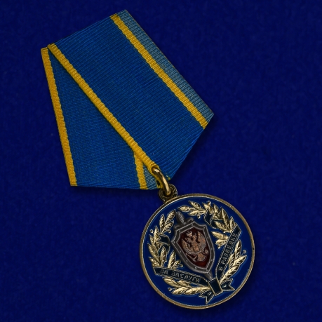 Медаль ФСБ РФ "За заслуги в разведке" в бордовом футляре из флока - общий вид