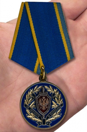 Медаль ФСБ РФ "За заслуги в разведке" в бордовом футляре из флока - вид на ладони