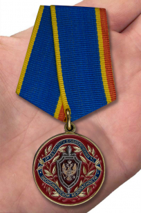 Медаль ФСБ России За заслуги в обеспечении экономической безопасности - вид на ладони