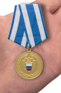 Медаль ФСО РФ "За боевое содружество" в футляре из флока с пластиковой крышкой - вид на ладони