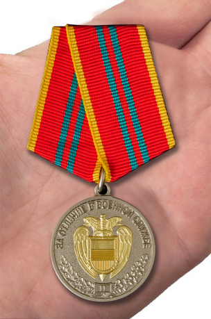 Медаль ФСО РФ За отличие в военной службе 2 степени - вид на ладони