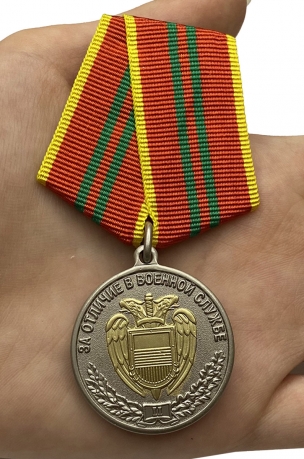 Медаль ФСО РФ За отличие в военной службе II степени в бархатном футляре - Вид на ладони