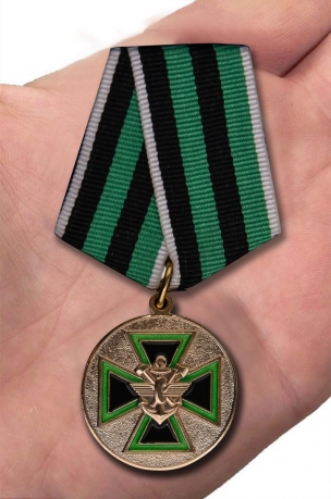 Медаль ФСЖВ За доблесть 1 степени на подставке - вид на ладони