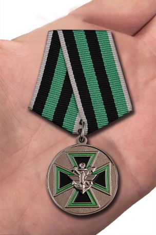 Медаль ФСЖВ За доблесть 2 степени на подставке - вид на ладони