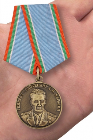 Медаль Генерал Харазия в футляре с удостоверением - вид на ладони