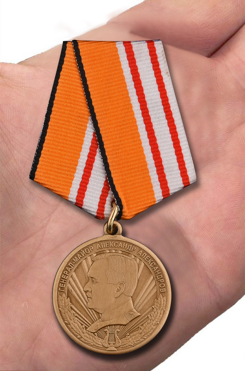 Медаль "Генерал-майор А. Александров" в бархатистом футляре с пластиковой крышкой – вид на ладони