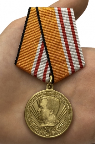 Медаль "Генерал-майор Александр Александров" - вид на руке