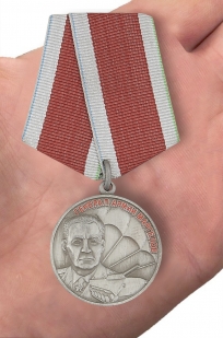 Медаль "Генерал Маргелов" в бордовом футляре с покрытием из флока - вид на ладони