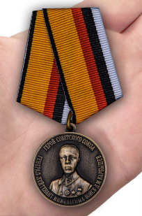Медаль Герой СССР Карбышев Д.М. - вид на ладони