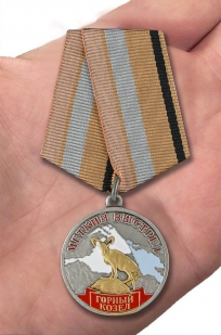 Медаль Горный козел (Меткий выстрел) на подставке - вид на ладони