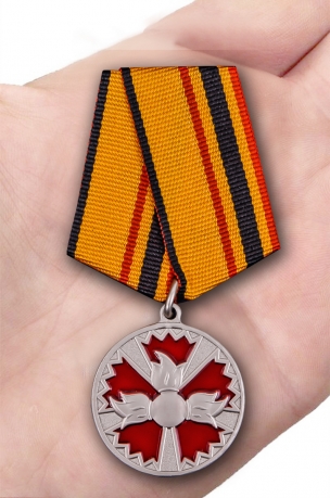 Медаль ГРУ За заслуги в специальной деятельности - вид на ладони