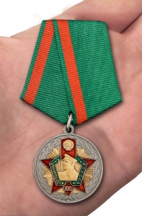Медаль к 100-летию Пограничных войск - вид на ладони
