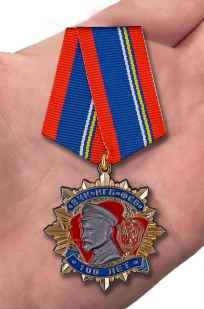 Медаль к 100-летию ВЧК-КГБ-ФСБ в наградном футляре из флока - вид на ладони