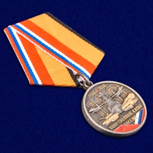 Медаль к 100-летию Вооруженных сил России в бордовом футляре из флока - общий вид