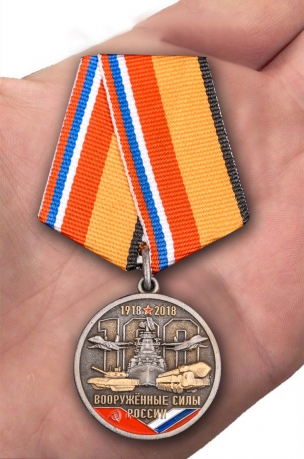 Медаль к 100-летию Вооруженных сил России в бордовом футляре из флока - вид на ладони