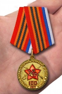 Медаль к 100-летнему юбилею Красной армии и флота - вид на ладони