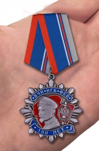 Медаль к 100-летнему юбилею ВЧК-КГБ-ФСБ Ф. Дзержинский - вид на ладони