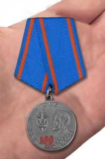 Медаль к 100-летнему юбилею ВЧК КГБ ФСБ в футляре из флока - вид на ладони