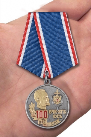 Медаль к юбилею ВЧК-КГБ-ФСБ 100 лет в футляре из бархатистого флока с прозрачной крышкой - вид на ладони