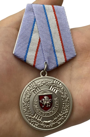 Латунная медаль Крыма "За доблестный труд" - вид на ладони