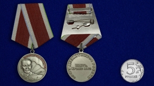 Медаль Маргелова на подставке - сравнительный вид