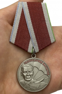 Медаль Маргелова на подставке - вид на ладони