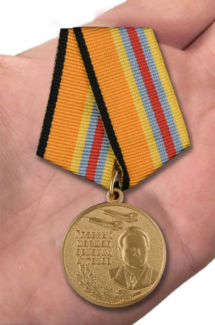 Медаль "Маршал Кутахов" в футляре с удостоверением - вид на ладони