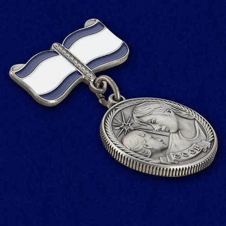 Медаль Материнства СССР 1 степени (муляж) - вид под углом