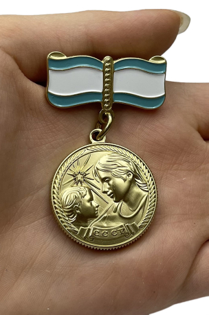Медаль Материнства СССР 2 степени (муляж) - вид на ладони