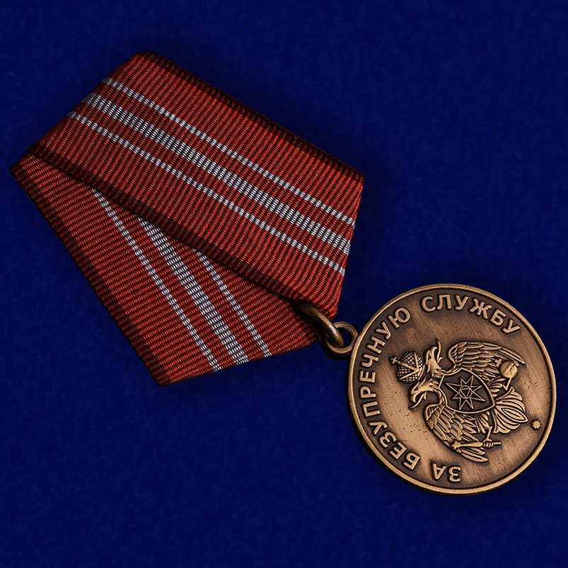 Медаль МЧС "За безупречную службу" в бархатистом футляре с пластиковой крышкой - общий вид