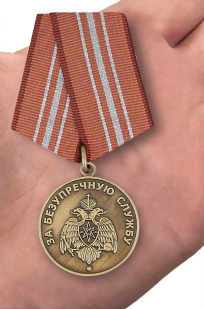 Медаль МЧС "За безупречную службу" в бархатистом футляре с пластиковой крышкой - вид на ладони
