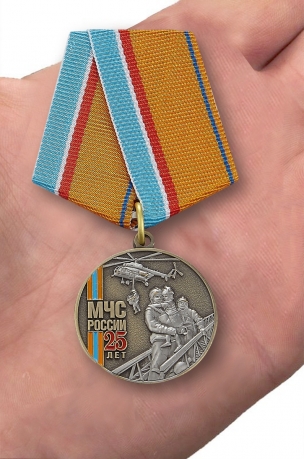 Медаль "МЧС России 25 лет" в футляре из флока темно-бордового цвета - вид на ладони