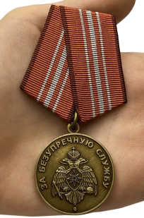 Медаль МЧС России «За безупречную службу» - вид на ладони