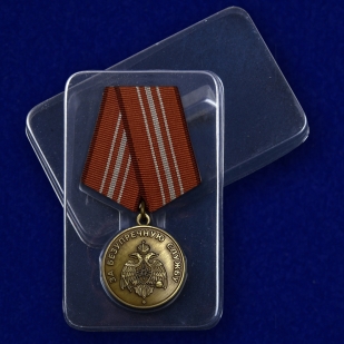 Медаль МЧС России «За безупречную службу» - вид в футляре